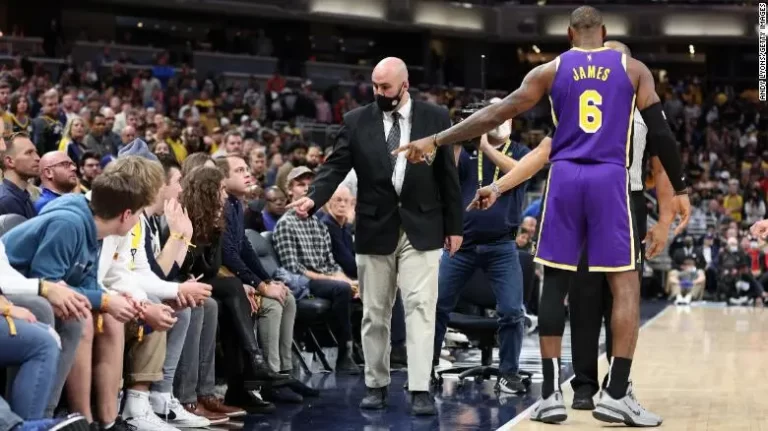 LeBron James hace que expulsen a aficionados en su regreso y anota un triple decisivo en la victoria de los Lakers en tiempo extra